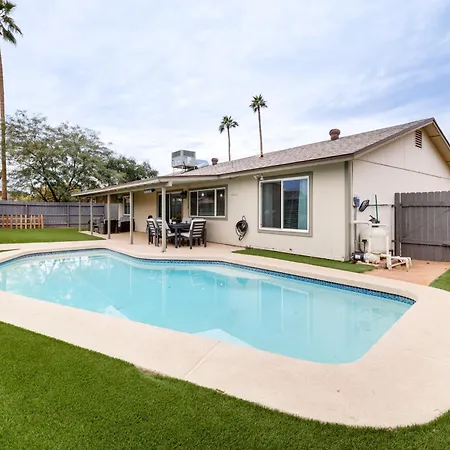 Private Pool And Yard Family Retreat In Tempe Vila