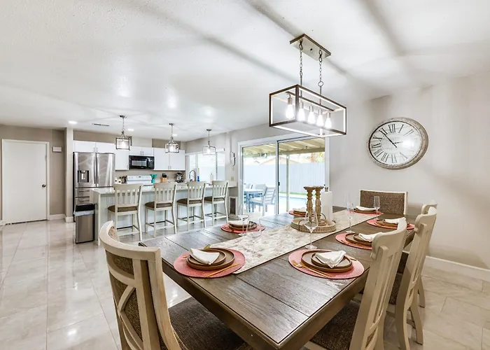 Backyard Oasis! Family-friendly Retreat Ferienhaus